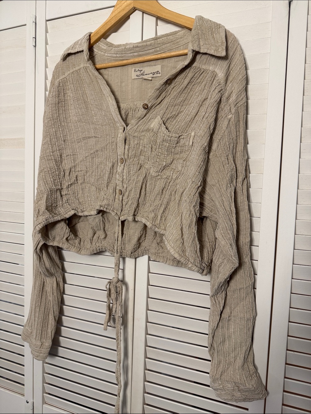 Vintage Havana Beige Crinkle Button-Front Crop Shirt